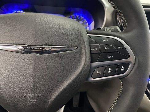 Used 2024 Chrysler Pacifica Touring-L FWD image 21