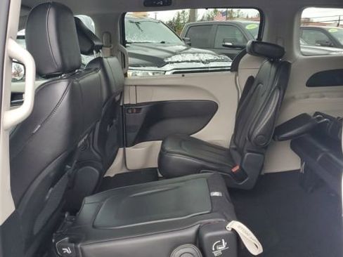 Certified 2024 Chrysler Pacifica Touring-L image 21