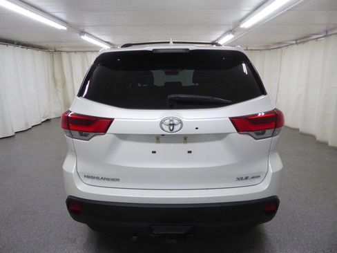 Used 2019 Toyota Highlander XLE AWD/4WD image 6