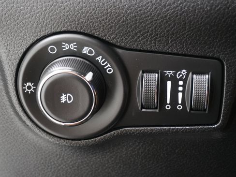 Used 2024 Jeep Compass Latitude w/ Sun and Sound Group image 28