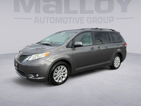 Used 2011 Toyota Sienna XLE image 7