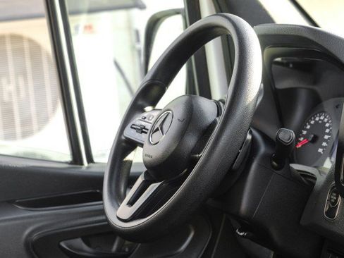 Used 2020 Mercedes-Benz Sprinter 2500 image 11