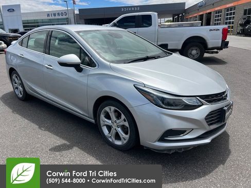 Used 2018 Chevrolet Cruze Premier w/ Enhanced Convenience Package FWD image 1