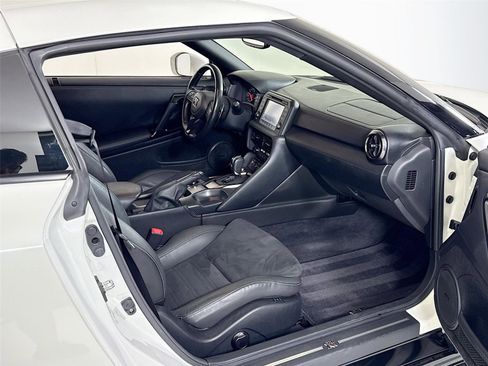 Used 2020 Nissan GT-R Premium image 26