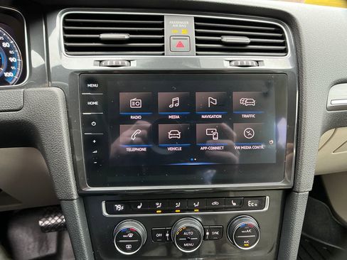 Used 2019 Volkswagen e-Golf SEL Premium image 17