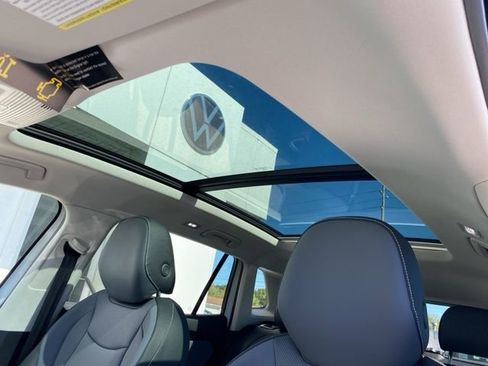 New 2025 Volkswagen Tiguan SE FWD image 17