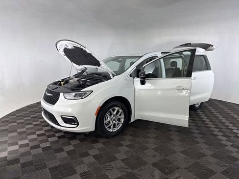 Used 2024 Chrysler Pacifica Touring-L image 13