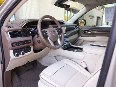 Used 2021 GMC Yukon Denali w/ Denali Premium Package image 3