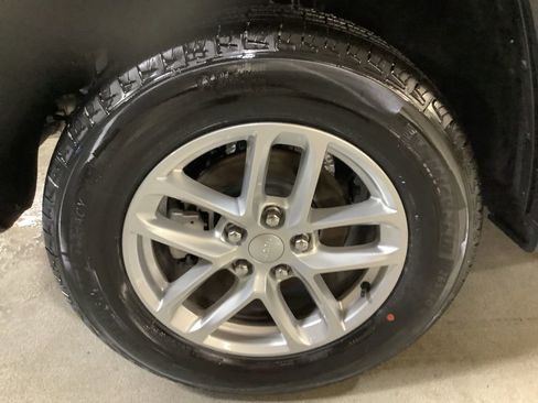 Used 2025 Jeep Grand Cherokee Laredo X w/ Luxury Tech Group I AWD/4WD image 12