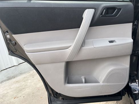 Used 2013 Toyota Highlander FWD image 13