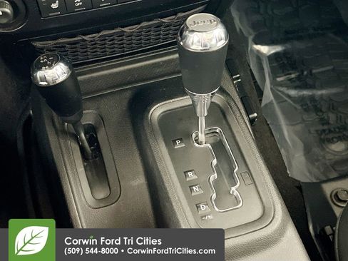 Used 2015 Jeep Wrangler Unlimited Sahara w/ Connectivity Group image 10