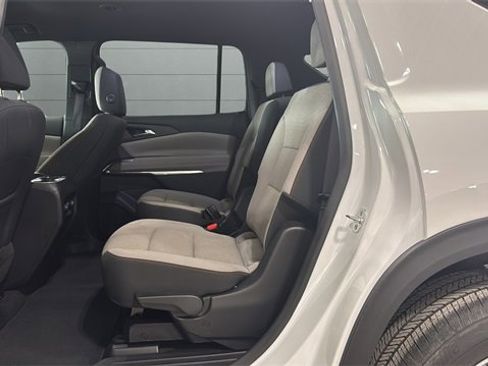 Used 2025 Chevrolet Traverse LT image 20
