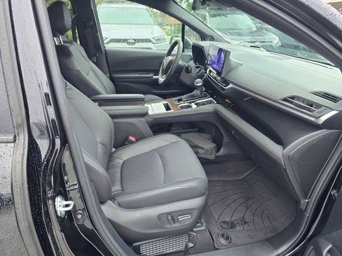 Used 2025 Toyota Sienna Platinum image 11