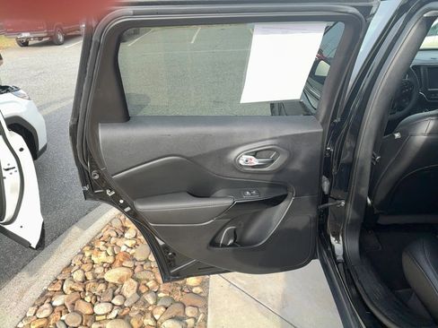 Used 2023 Jeep Cherokee Altitude Lux AWD/4WD image 11