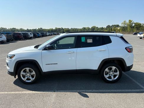 Used 2023 Jeep Compass Latitude AWD/4WD image 8