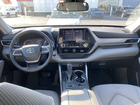 Used 2022 Toyota Highlander L image 10