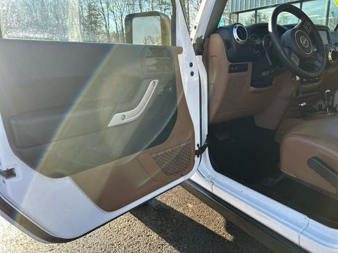 Used 2017 Jeep Wrangler Unlimited Rubicon w/ Dual Top Group image 18