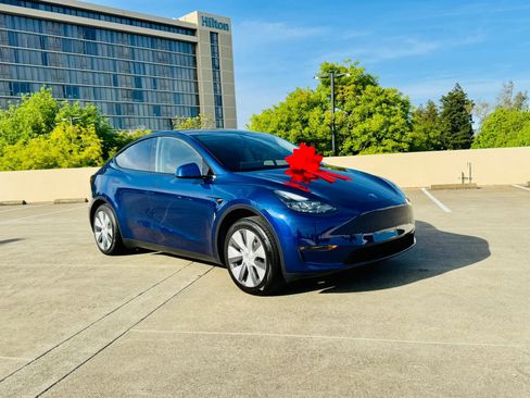 Used 2023 Tesla Model Y 2WD image 2