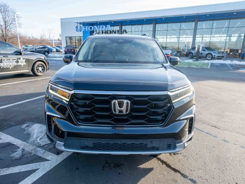 Used 2024 Honda Pilot Touring image 2
