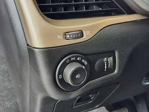 Used 2018 Jeep Cherokee Latitude w/ Cold Weather Group AWD/4WD image 11
