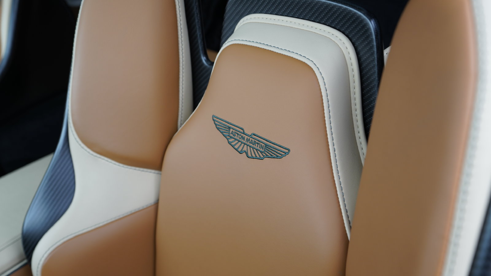 Used 2025 Aston Martin Vanquish RWD image 33