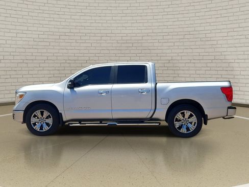 Used 2018 Nissan Titan SV w/ SV Convenience Package RWD image 8