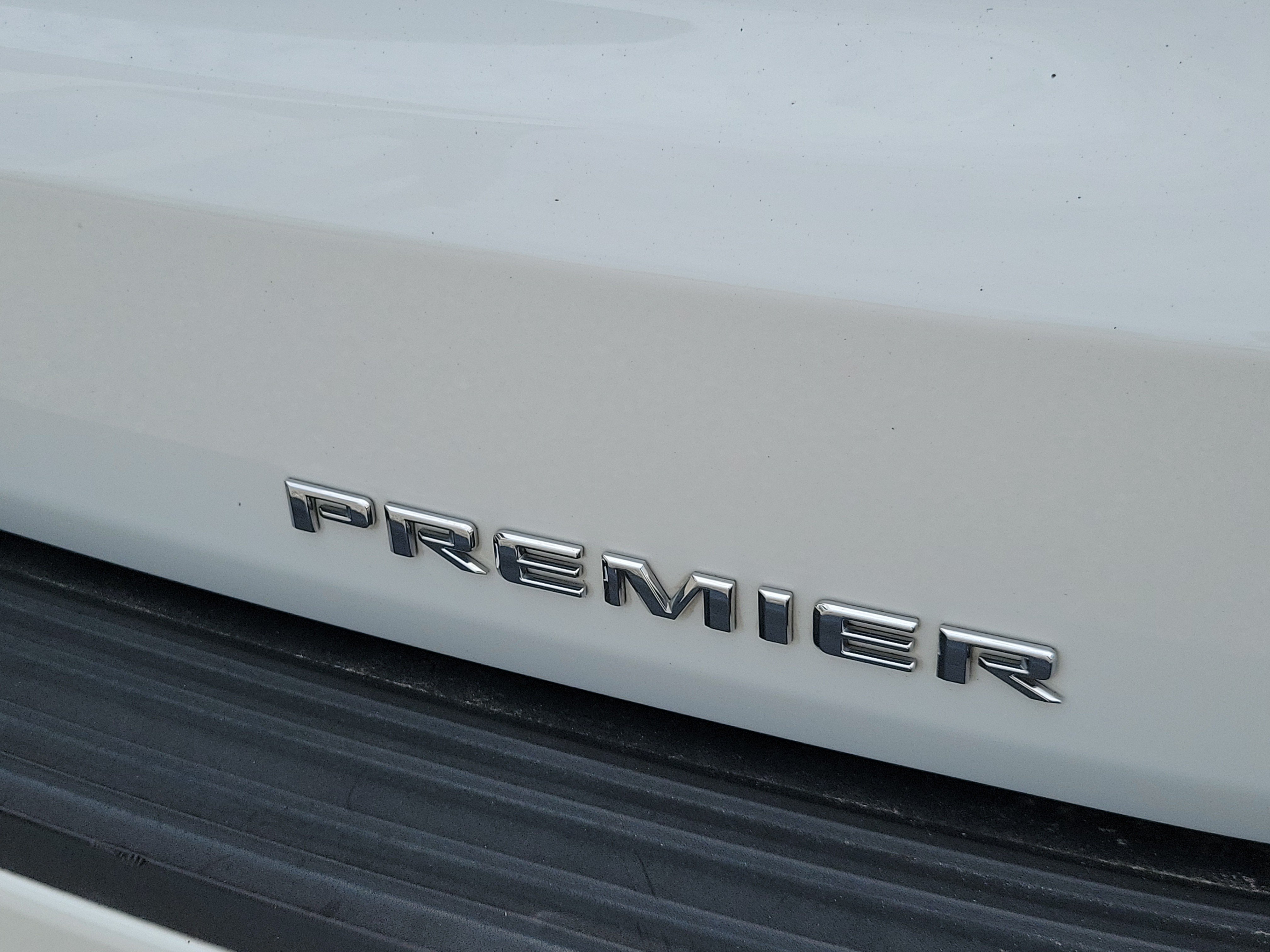 Used 2021 Chevrolet Suburban Premier w/ Premium Package AWD/4WD image 11