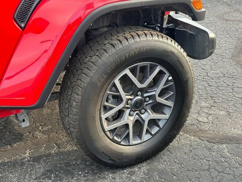 Used 2025 Jeep Wrangler Unlimited Sahara AWD/4WD image 8