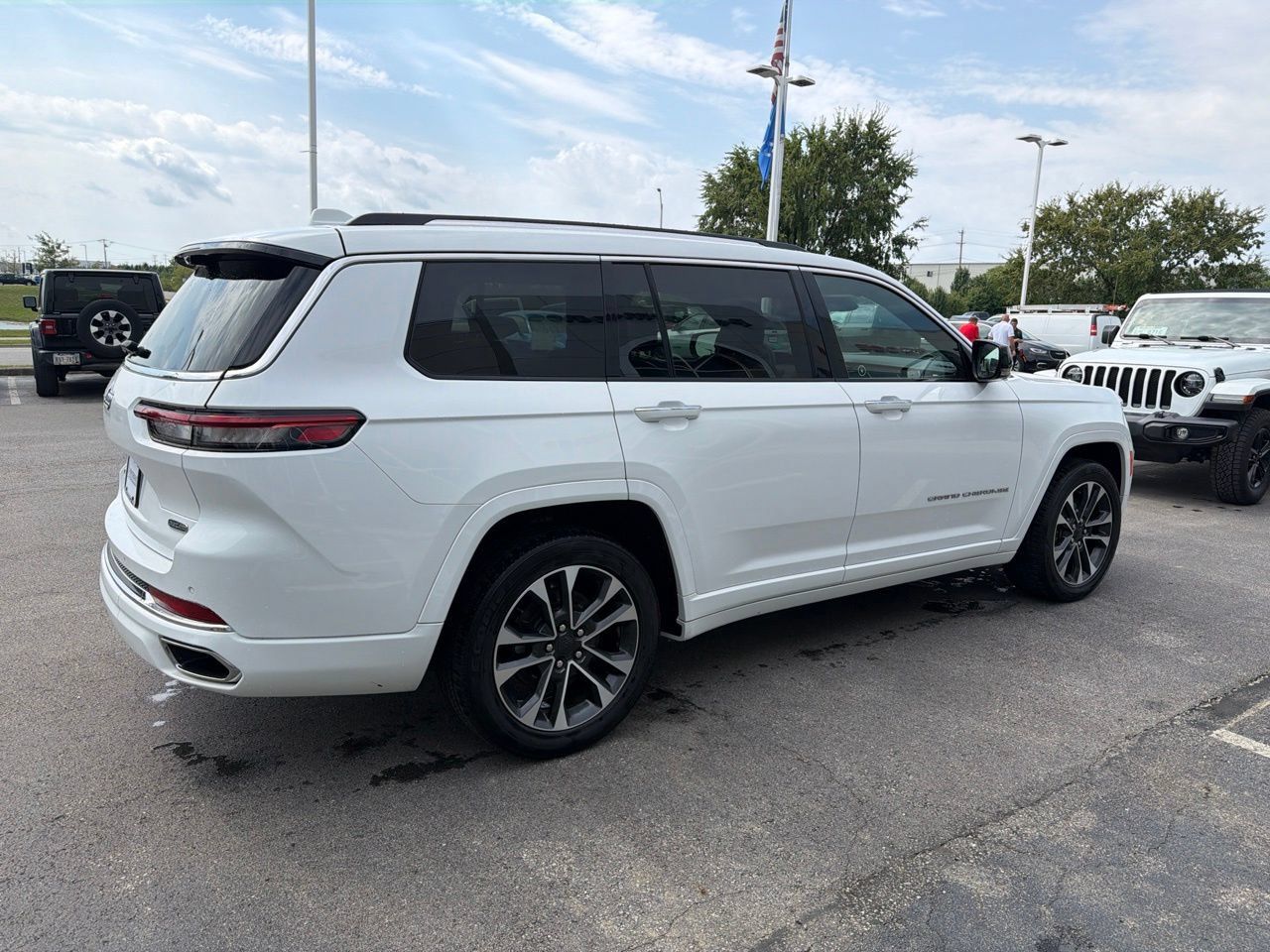 Used 2022 Jeep Grand Cherokee L Overland w/ Advanced Protech Group III AWD/4WD image 10