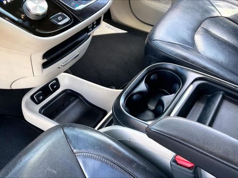 Used 2018 Chrysler Pacifica Touring-L FWD image 15