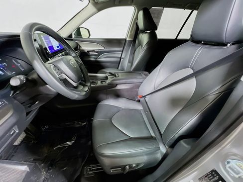 Used 2025 Toyota Grand Highlander AWD image 19