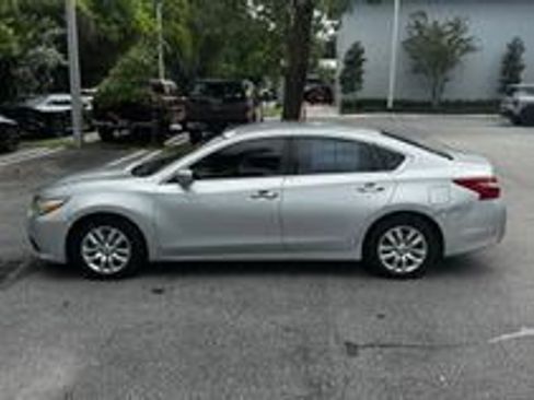 Used 2016 Nissan Altima 2.5 S w/ Power Driver Seat Package FWD image 3