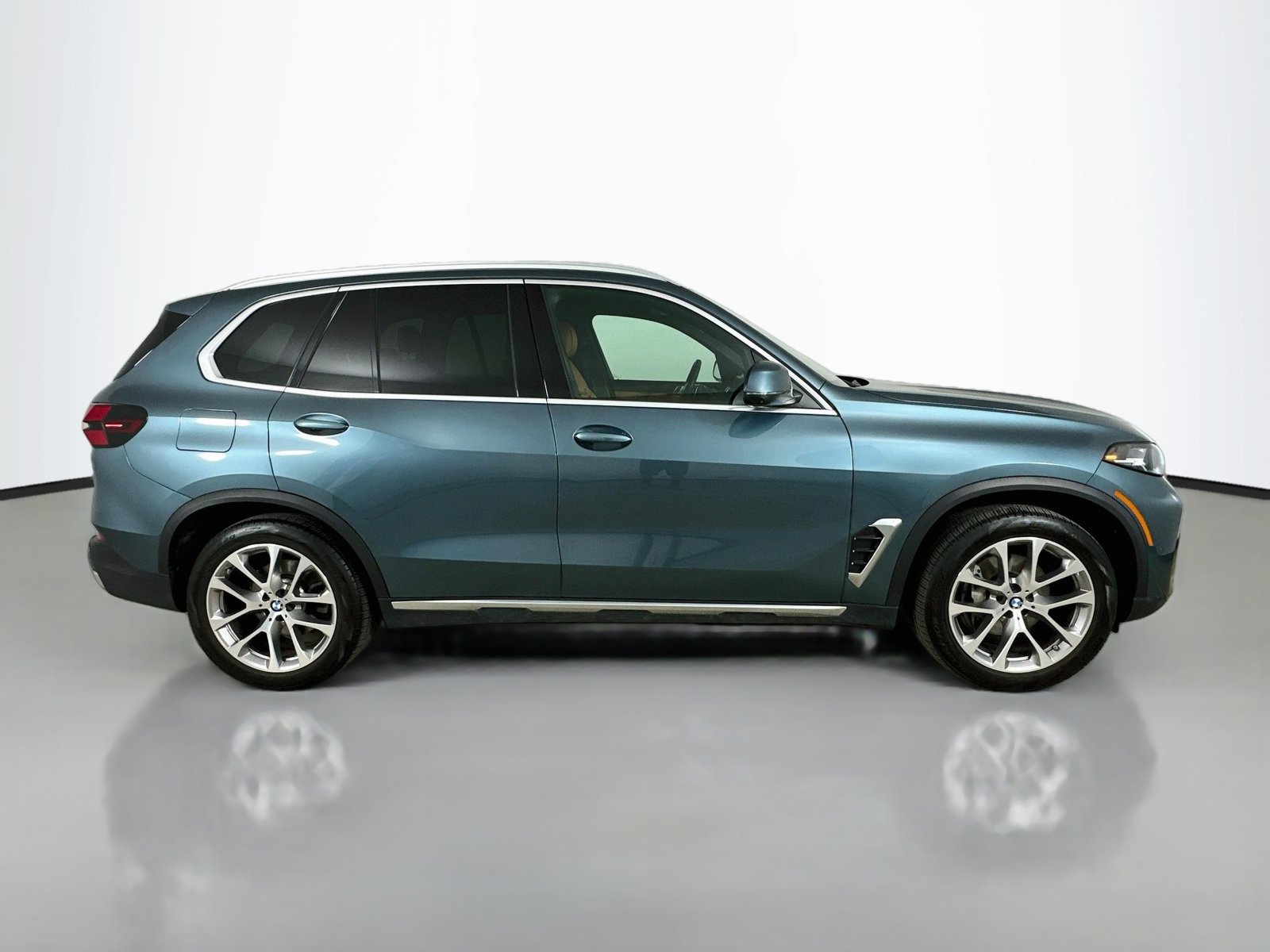 Used 2024 BMW X5 xDrive40i w/ Parking Assistance Package AWD/4WD image 4