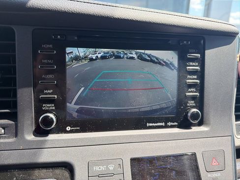 Used 2019 Toyota Sienna XLE w/ XLE Navigation Package FWD image 14