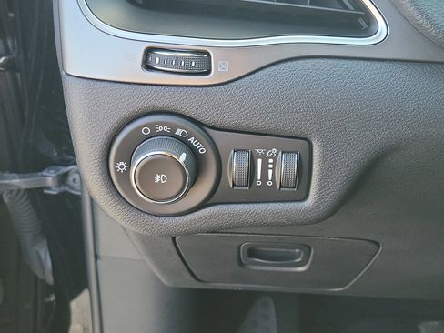 Used 2019 Jeep Cherokee Latitude Plus w/ Cold Weather Group AWD/4WD image 27