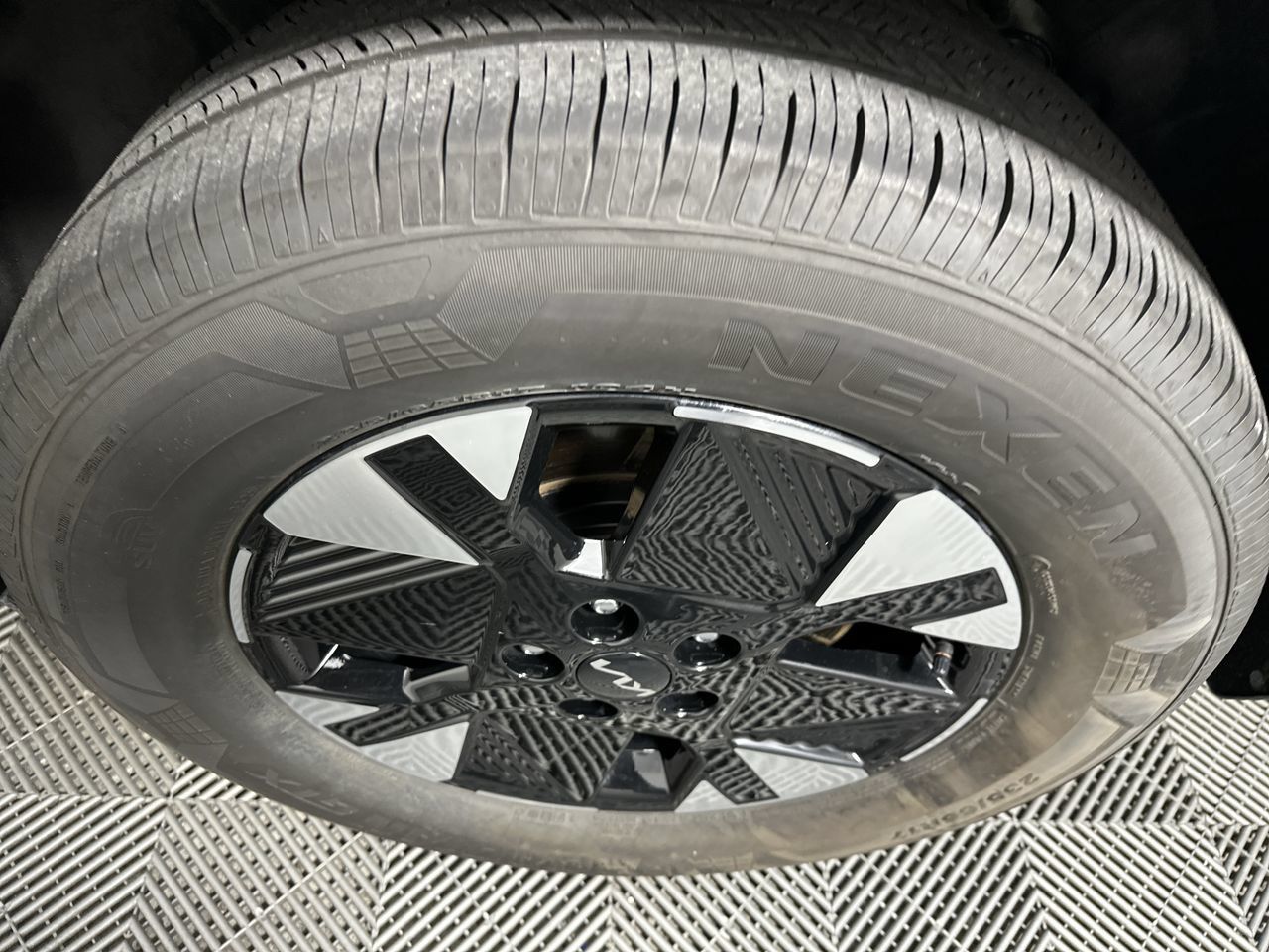 Certified 2026 Kia Carnival LXS FWD image 22