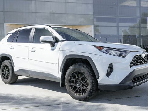 Used 2020 Toyota RAV4 XLE image 3