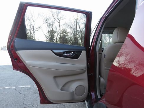 Used 2018 Nissan Rogue SL image 18