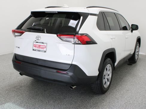 Used 2020 Toyota RAV4 LE FWD image 7