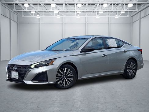 Used 2024 Nissan Altima 2.5 SV FWD image 1