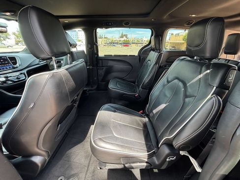 Used 2025 Chrysler Pacifica Limited FWD image 23