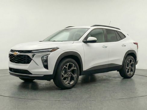 Used 2025 Chevrolet Trax LT FWD image 3
