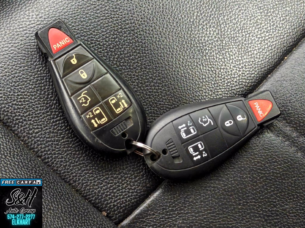 Used 2013 Chrysler Town & Country Touring FWD image 11