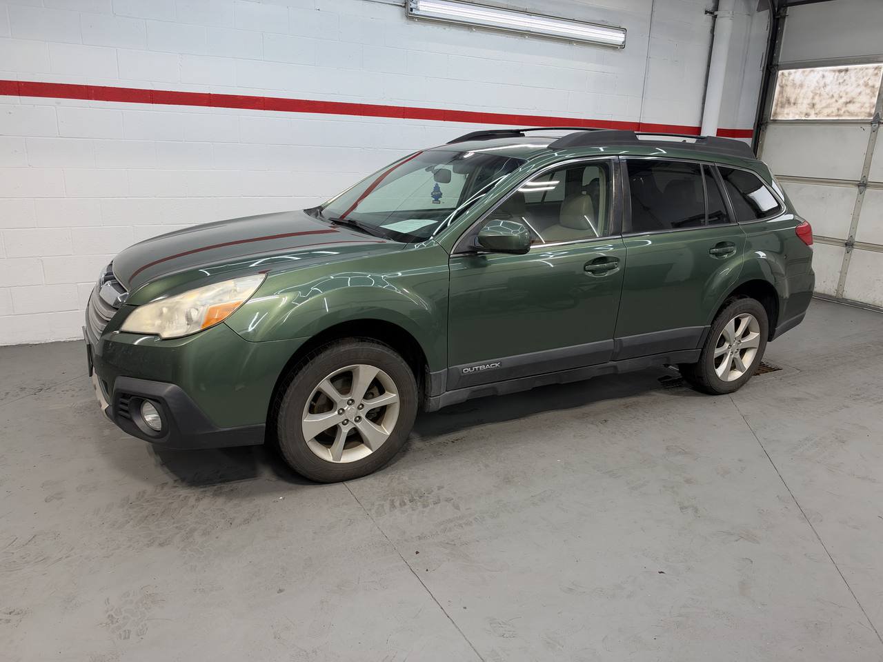 Used 2013 Subaru Outback 2.5i Limited w/ Moonroof Pkg AWD/4WD image 2