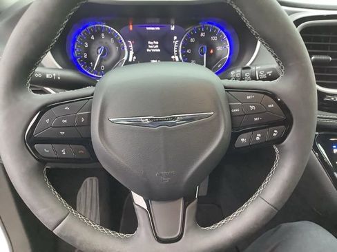 Used 2024 Chrysler Pacifica Touring-L w/ Uconnect Theater Family Group image 29