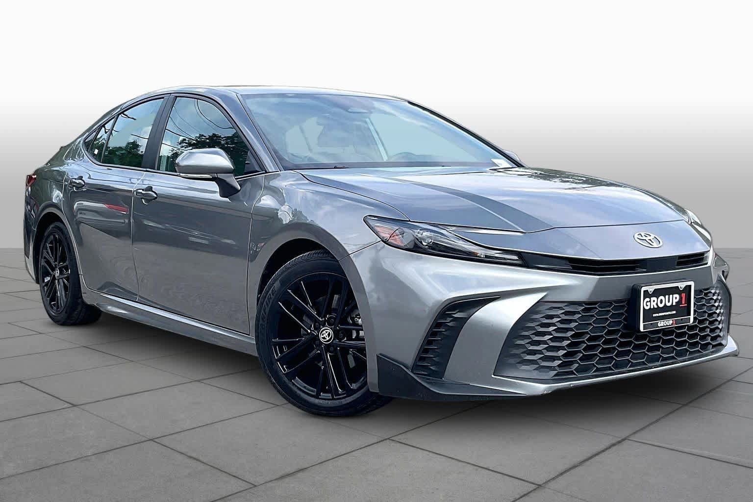 Used 2025 Toyota Camry SE FWD image 3