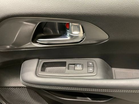 Used 2025 Chrysler Pacifica Select FWD image 8