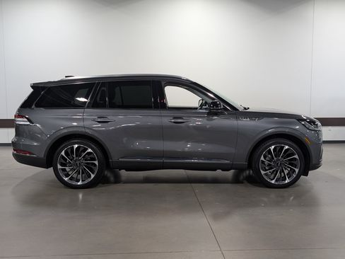 Used 2025 Lincoln Aviator Reserve w/ Equipment Group 201A AWD/4WD image 2