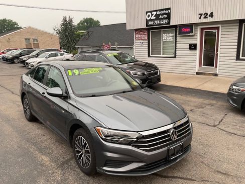 Used 2019 Volkswagen Jetta SE w/ Cold Weather Package FWD image 1