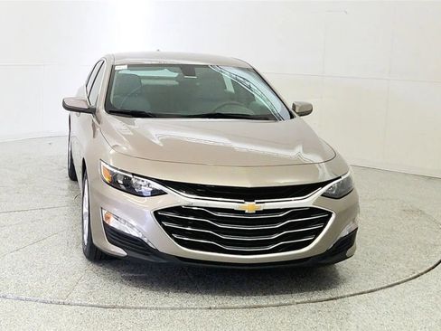 Used 2022 Chevrolet Malibu LT FWD image 2
